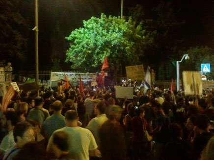 הבמה מול בית רה"מ, הערב (צילום: חדשות 2)