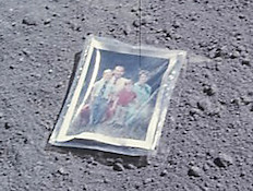 התמונה המשפחתית על הירח (צילום: universetoday.com)