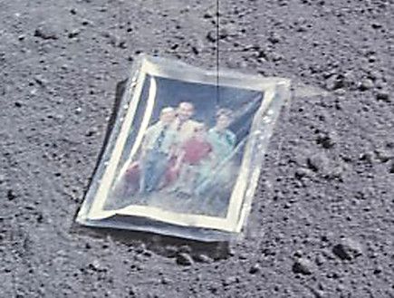 התמונה המשפחתית על הירח (צילום: universetoday.com)