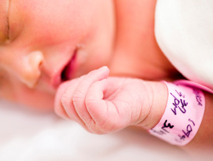 תינוקת עם צמיד בית חולים (צילום: אימג'בנק / Thinkstock)