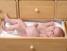 תינוק שוכב בתוך מגירה בשידה (צילום: אימג'בנק / Thinkstock)