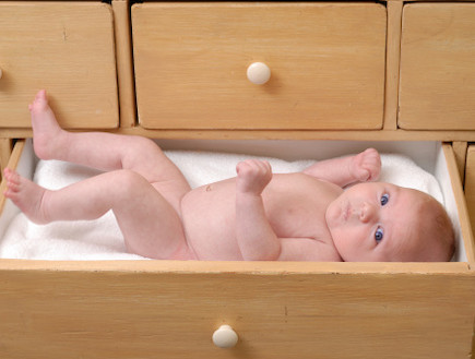 תינוק שוכב בתוך מגירה בשידה (צילום: אימג'בנק / Thinkstock)