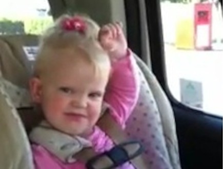 ילדה שרה במושב האחורי (תמונת AVI: You Tube, YouTube)