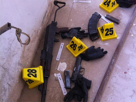 חלק מהנשקים שנתפסו בטייבה, היום (צילום: משטרת ישראל)