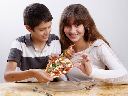 פיצה טורטייה וגבינה בולגרית עם הילדים (צילום: איליה מלניקוב, mako אוכל)