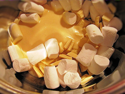 ריבועי פאדג' שוקולד לבן (צילום: דליה מאיר, קסמים מתוקים)