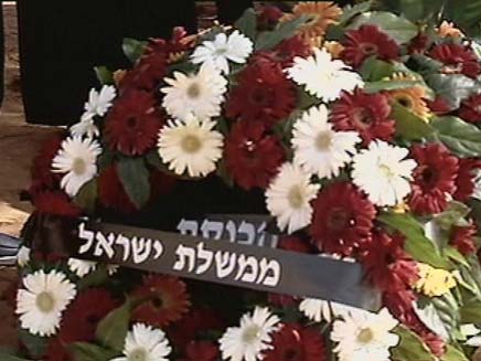 זר ממשלת ישראל, היום על הקבר (צילום: חדשות 2)