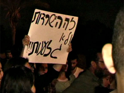 אזרחים זועמים על העובדים הזרים בדרום תל אביב (צילום: חדשות 2)