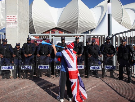 אוהד אנגלי מצפצף על המשטרה במונדיאל (GettyImages) (öéìåí: מערכת ONE)