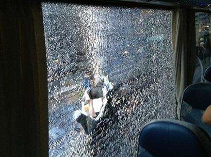 חלון האוטובוס של פנאתינייקוס, אלימות ביוון (נובה ספורט) (צילום: ספורט 5)
