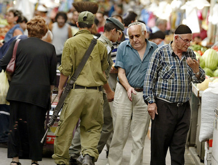 חיילים בשוק מחנה יהודה (צילום: David Silverman, GettyImages IL)