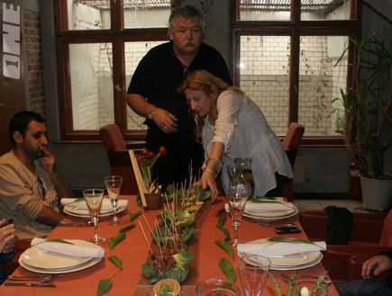 פיוט ואוה מכיאלסקי מגישים את האוכל (ליאור טימור) (צילום: מערכת ONE)