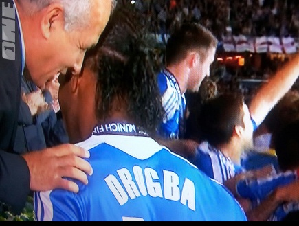 לוזון לוחש לדרוגבה. דיברו על מכבי פ"ת? (צילום מסך) (צילום: מערכת ONE)