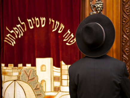 חרדי בבית הכנסת (צילום: אימג'בנק / Thinkstock)