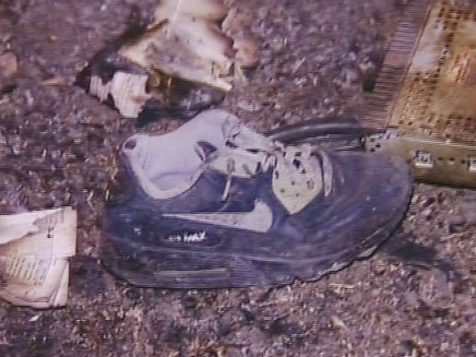 נעל של אחד מהרוגי התאונה, הלילה (צילום: חדשות 2)