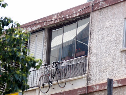 דירה שכורה. אופניים תלויים (צילום: יעל גולן)