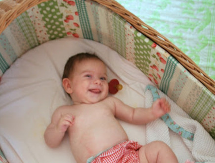 עריסה של פעם. תינוקת צוחקת (צילום: קרן שביט)