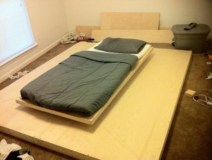 המיטה המרחפת (צילום: hackaday.com)