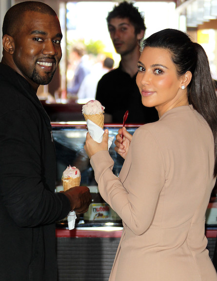 קים קרדשיאן וקניה ווסט אוכלים גלידה (צילום: Crystal / Splash News, Splash news)
