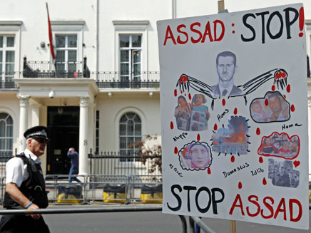 שלטים מחוץ לשגרירות סוריה בבריטניה, היום (צילום: רויטרס)