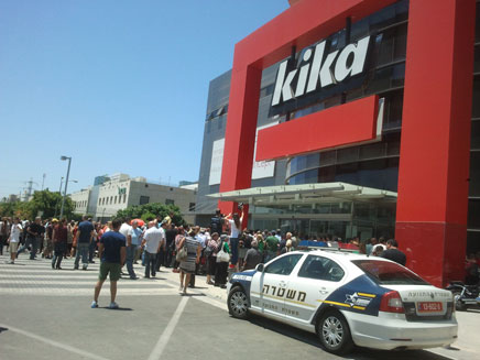 ניידת משטרה בפתח החנות, היום (צילום: עזרי עמרם, חדשות 2)