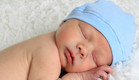 תינוק קטן עם כובע כחול ישן (צילום: אימג'בנק / Thinkstock)