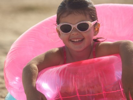 ילדה עם משקפי שמש בים (צילום: אימג'בנק / Thinkstock)