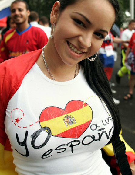 אוהדות ספרד (צילום: bulfootball.com)