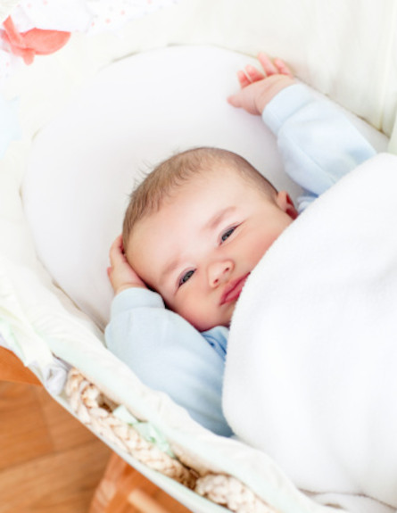 תינוק ער בעריסה (צילום: אימג'בנק / Thinkstock)