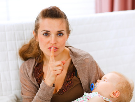 אמא מחזיקה תינוק מבקשת שקט (צילום: אימג'בנק / Thinkstock)