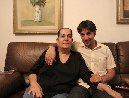אבי הזמר עם אמו (צילום: שוק ויזר)