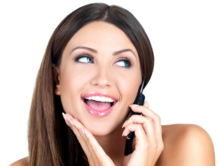 אישה מחייכת עם טלפון סלולרי (צילום: אימג'בנק / Thinkstock)