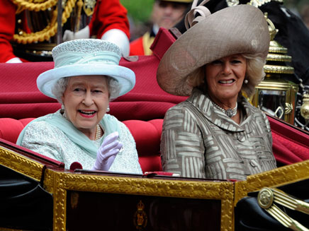 המלכה חוגגת יחד עם מיליוני בריטים (צילום: AP)