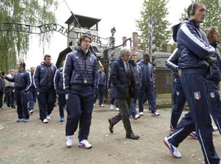 שחקני נבחרת איטליה (GETTYIMAGES) צפו בהם מבקרים באושוויץ (צילום: ספורט 5)