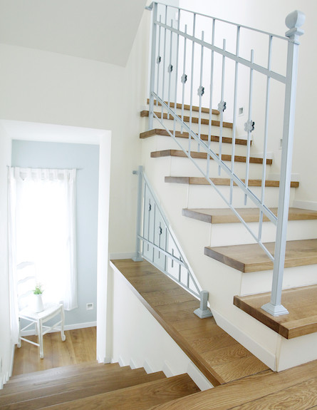 מדרגות בבית לאחר שיפוץ (צילום: עודד קרני, living)