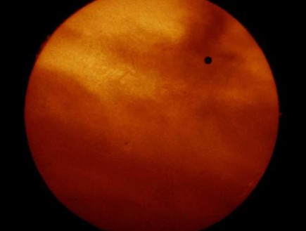 מעבר נוגה על השמש מסבאלברד  (צילום: סוכנות החלל האירופית)