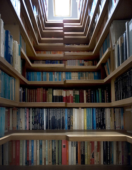גרם מדרגות, ניצול מקום באמצעות ספרים. (צילום: www.apartmentthera py.co)
