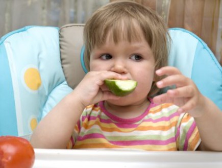 ילדה אוכלת מלפפון