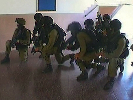 חיילי פלס"ר גולני בבית הספר (צילום: חדשות 2)
