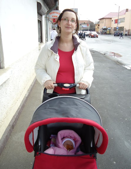 כריסטינה עם דריה בעגלה- ללדת ברומניה (צילום: תומר ושחר צלמים)