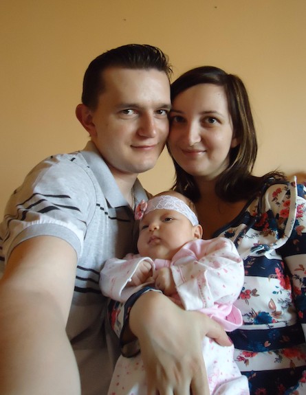כריסטינה והמשפחה - ללדת ברומניה (צילום: תומר ושחר צלמים)