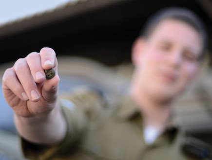חייל מחזיק כפתור (צילום: בן אברהם, עיתון "במחנה")