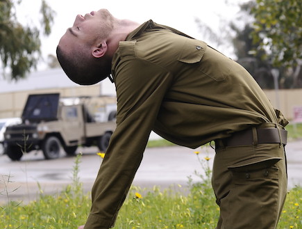 חייל עושה יוגה (צילום: אופק רון-כרמל, עיתון "במחנה")