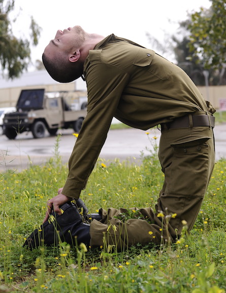 חייל עושה יוגה (צילום: אופק רון-כרמל, עיתון "במחנה")