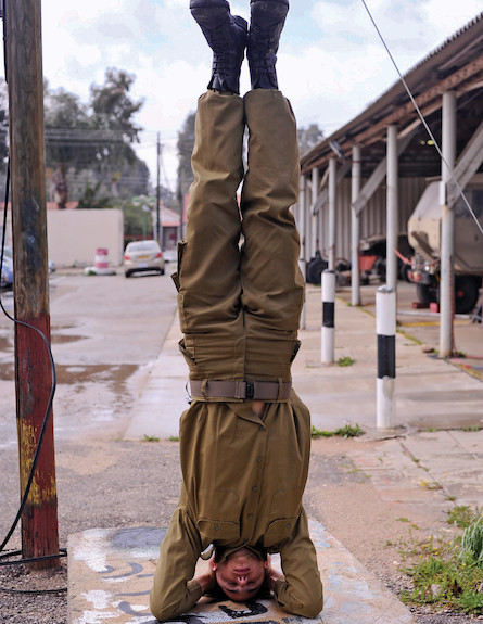 חייל עומד על הראש (צילום: אופק רון-כרמל, עיתון "במחנה")