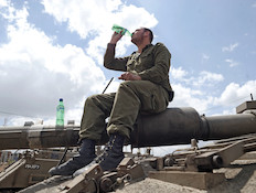 חייל שותה ספרייט (צילום: נועה אדר, עיתון "במחנה")