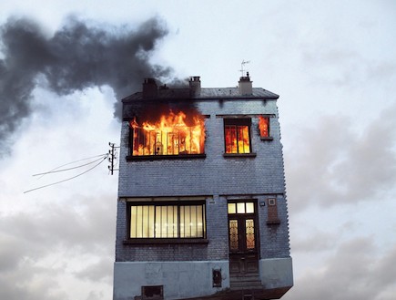 שריפה בבית, בין העננים (צילום: Laurent Chehere)