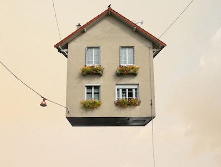 בתית מרחף באוויר (צילום: Laurent Chehere)
