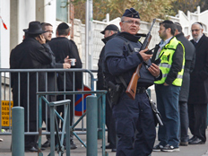 שוטרים בקהילה היהודית בצרפת. שוב זה קורה (צילום: AP)