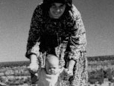 לינדי צ'מברליין עם בתה עזריה שנחטפה על ידי דינגו (צילום: ויקיפדיה)